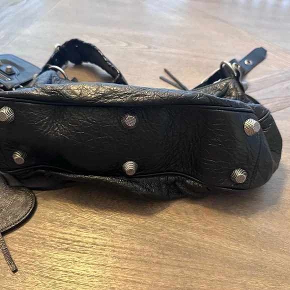 Balenciaga Le Cagole Shoulder Bag with Textured Finish - Picture 10 of 12